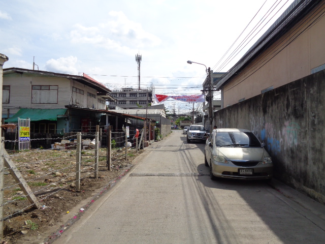 H982 ขายที่ดินเปล่า 100 ตร.วา อยู่ซอยอ่อนนุช69 ใกล้แยกประเวศ ห่างจากถนนใหญ่เพียง 50 เมตร เหมาะสำหรับทำที่พักอาศัย หรือสำนักงาน ห่างจุดขึ้นลงมอเตอร์เวย์ ด่านอ่อนนุช 500 เมตร ขนาดที่ดิน กว้าง13 เมตร ลึก 28 เมตร