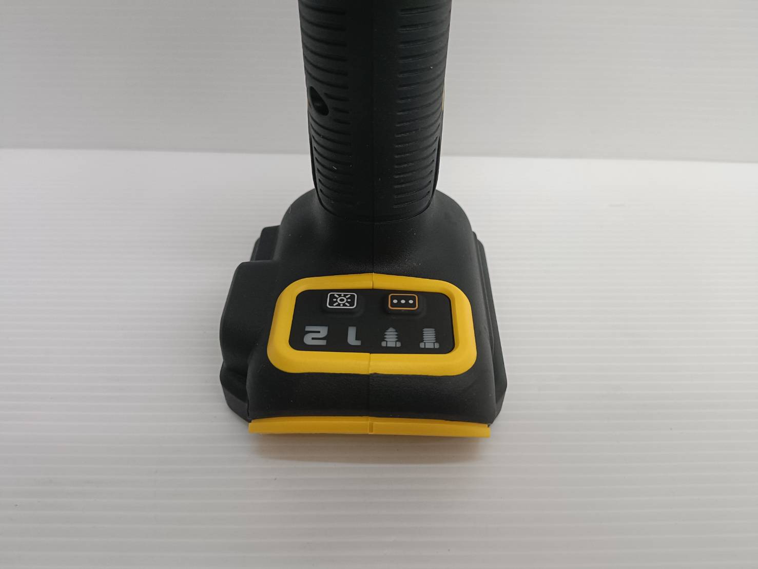 DEWALT บล็อกกระแทกไร้สาย 4 หุน 20V DCF922N-B1