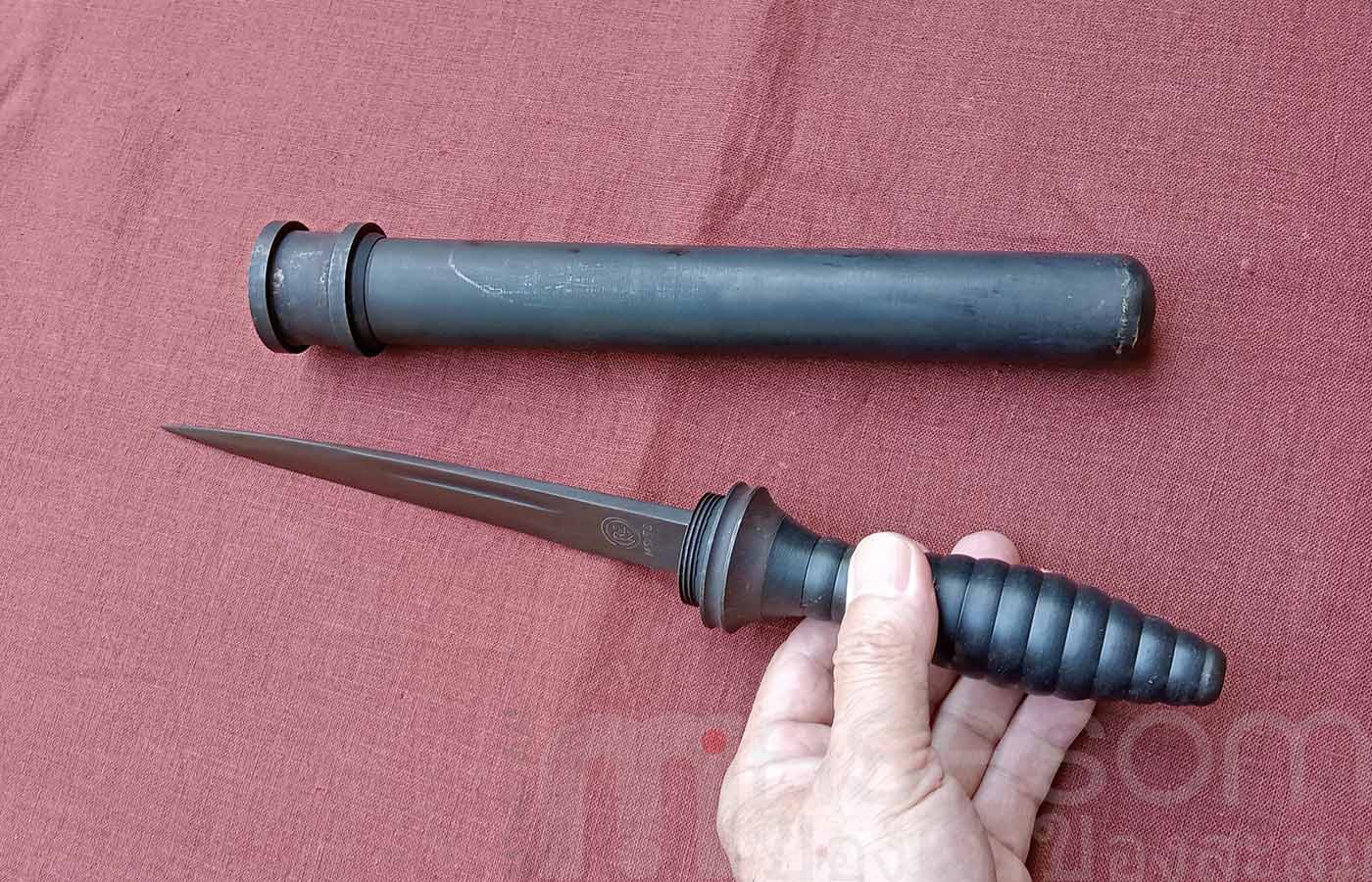 มีดสั้นทรงกระบอง.