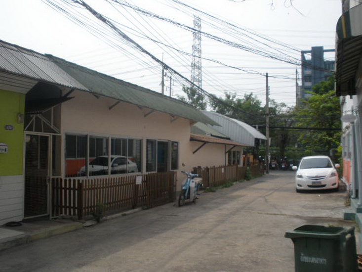 🚩H588 vายที่ดินพร้อมสิ่งปลูกสร้าง 194 ตร.วา อยู่ติดกับมหาวิทยาลัยธุรกิจบัณฑิต ถนนประชาชื่น พร้อมทาวน์เฮ้าส์ 3ชั้น 3หลัง เหมาะทำธุรกิจ