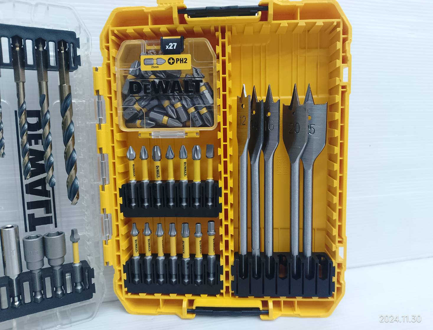 ชุดดอกไขควง DEWALT 100 ปี ให้ดอกสว่านมากถึง 61 ชิ้น รุ่น DWACS61P