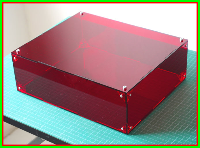 1x กล่องอะคริลิคสีแดงใสรุ่น MB3025 ขนาด 300x250x100 มม.