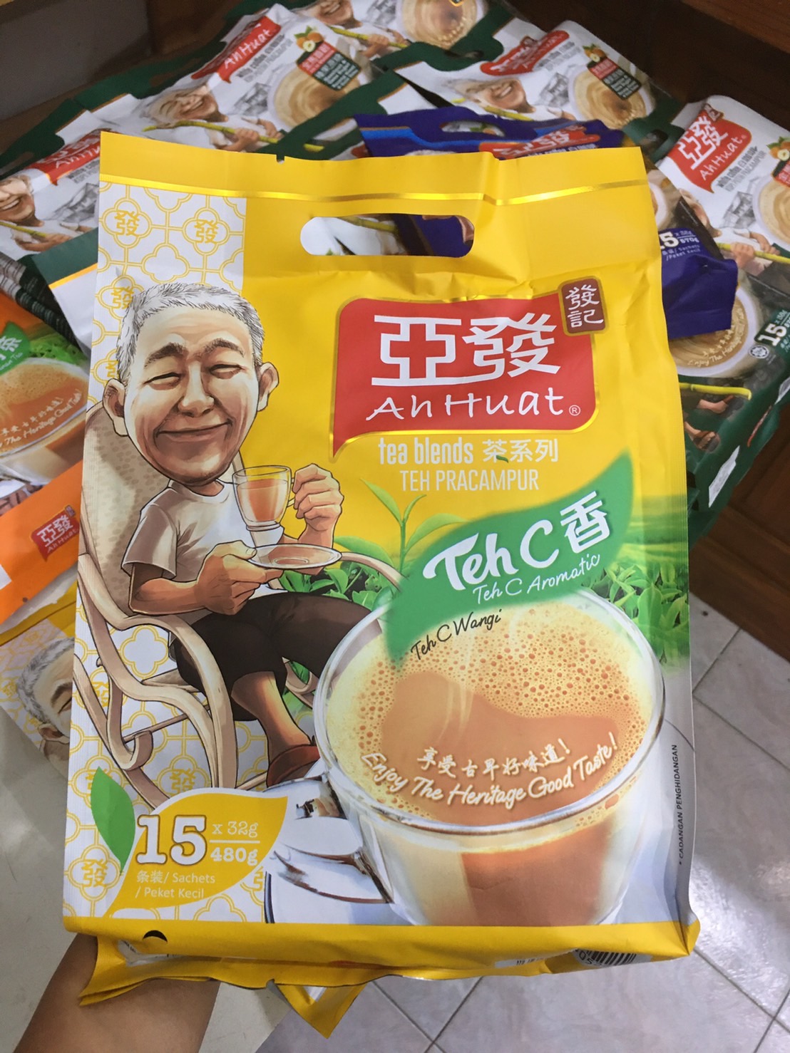 ขนาด 480 กรัม (15ซอง) ชานมอาฮวด Ah huat ชาดังปีนัง ชา 3in1 Teh C Aromatic ชานม สีเหลือง ชาโบราณดั้งเดิม ใบชาแดงคุณภาพสูงจากประเทศเคนย่า และนมสด