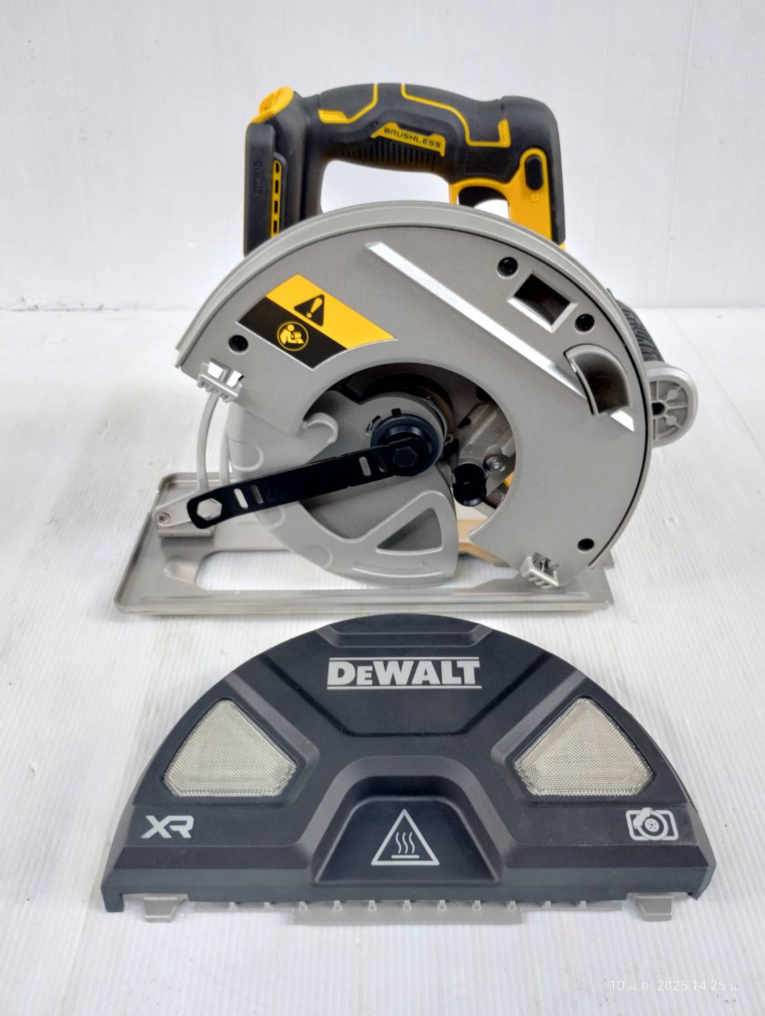 DEWALT รุ่น DCS383N-B1 เลื่อยวงเดือนตัดโลหะไร้สาย 20V Max XR ไร้แปรงถ่าน 7-1/4" (เฉพาะตัวเครื่อง)