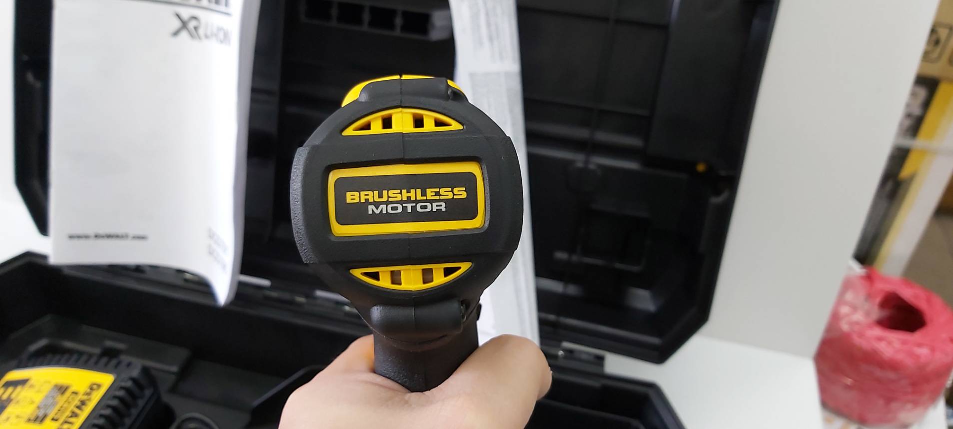 สว่านกระแทกไร้สาย18V DCD796M2 DEWALT