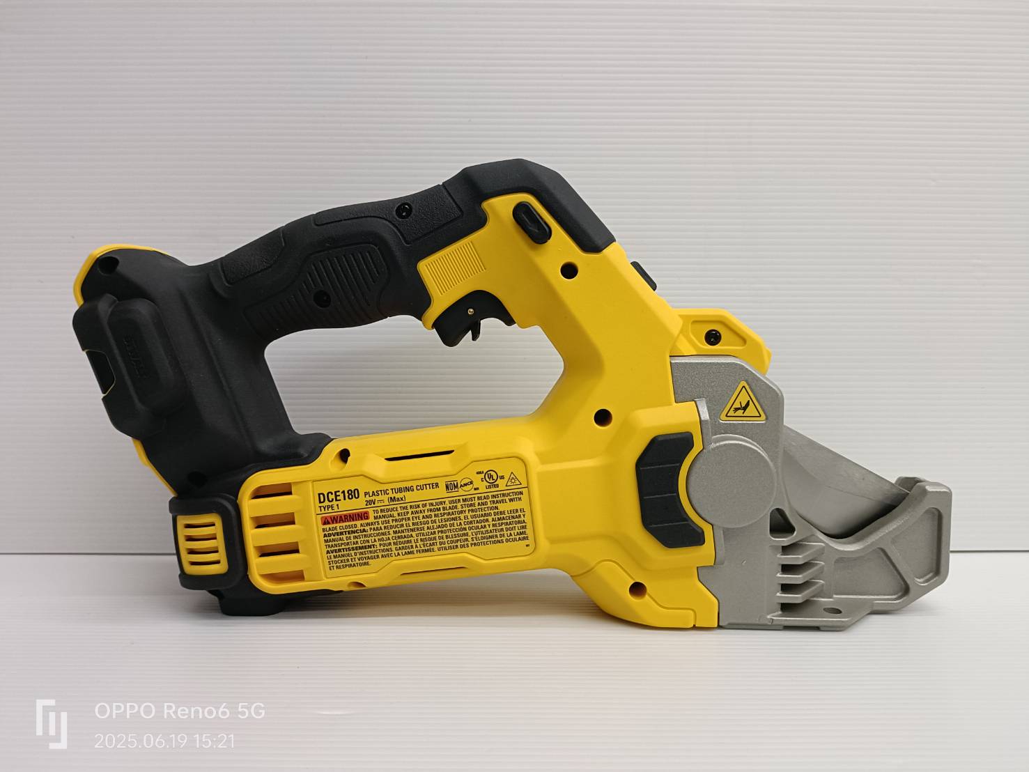 DeWALT เครื่องตัดท่อพลาสติก รุ่น DCE180B 20V MAX (เครื่องเปล่า)