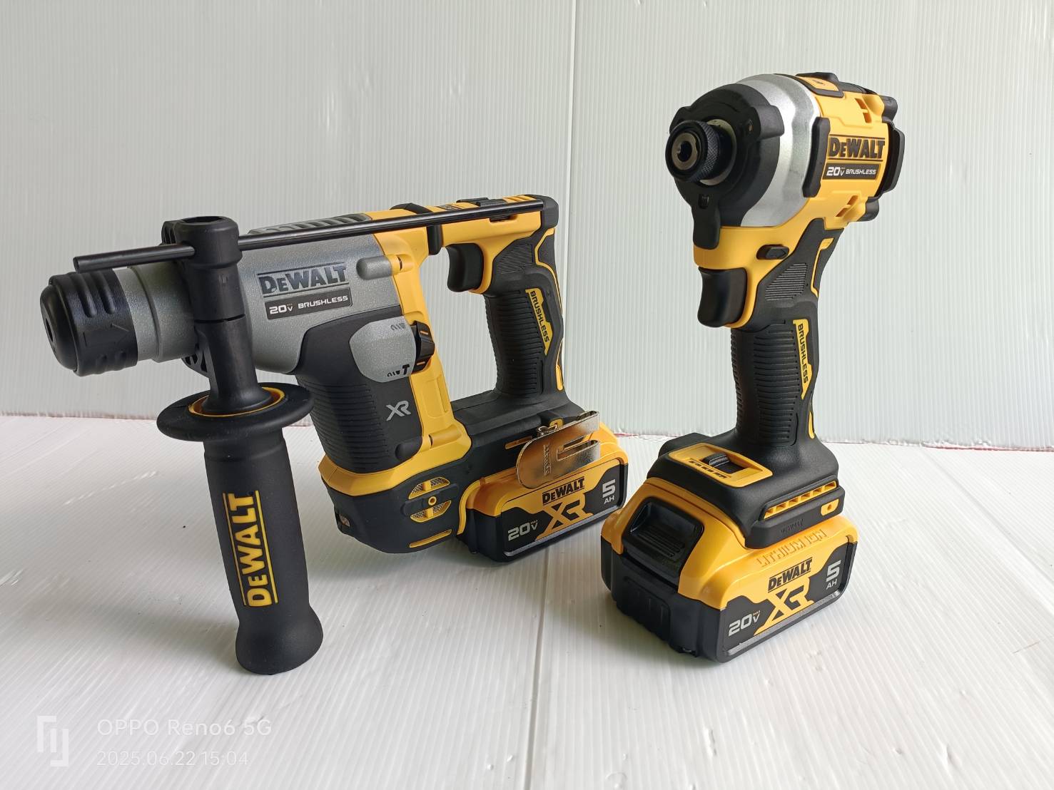 DEWALT รุ่น DCK2213P2TA-B1 ชุดคอมโบ้ไขควงกระแทกและสว่านโรตารี่ไร้สาย