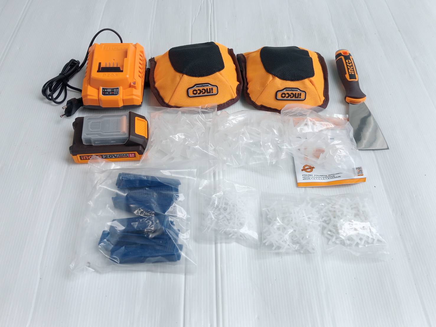 INGCO เครื่องดูดสั่นกระเบื้องไร้สาย 20 โวลต์ รุ่น CTVLI20018 แรงดูดกระเบื้องสูง 60 กก. รวมแบตเตอรี่และแท่นชาร์จ