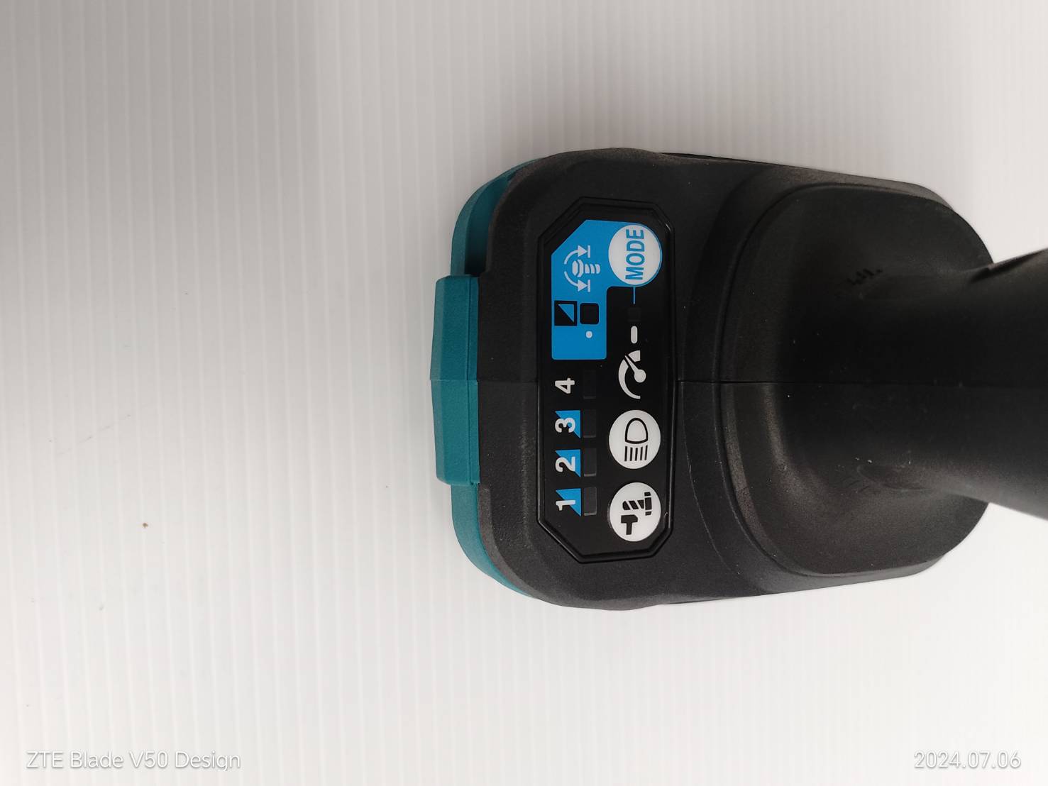 MAKITA เครื่องขันบล๊อกไร้สาย 18 โวลต์ 1/2 นิ้ว + สายสะพาย รุ่น DTW700ZX1