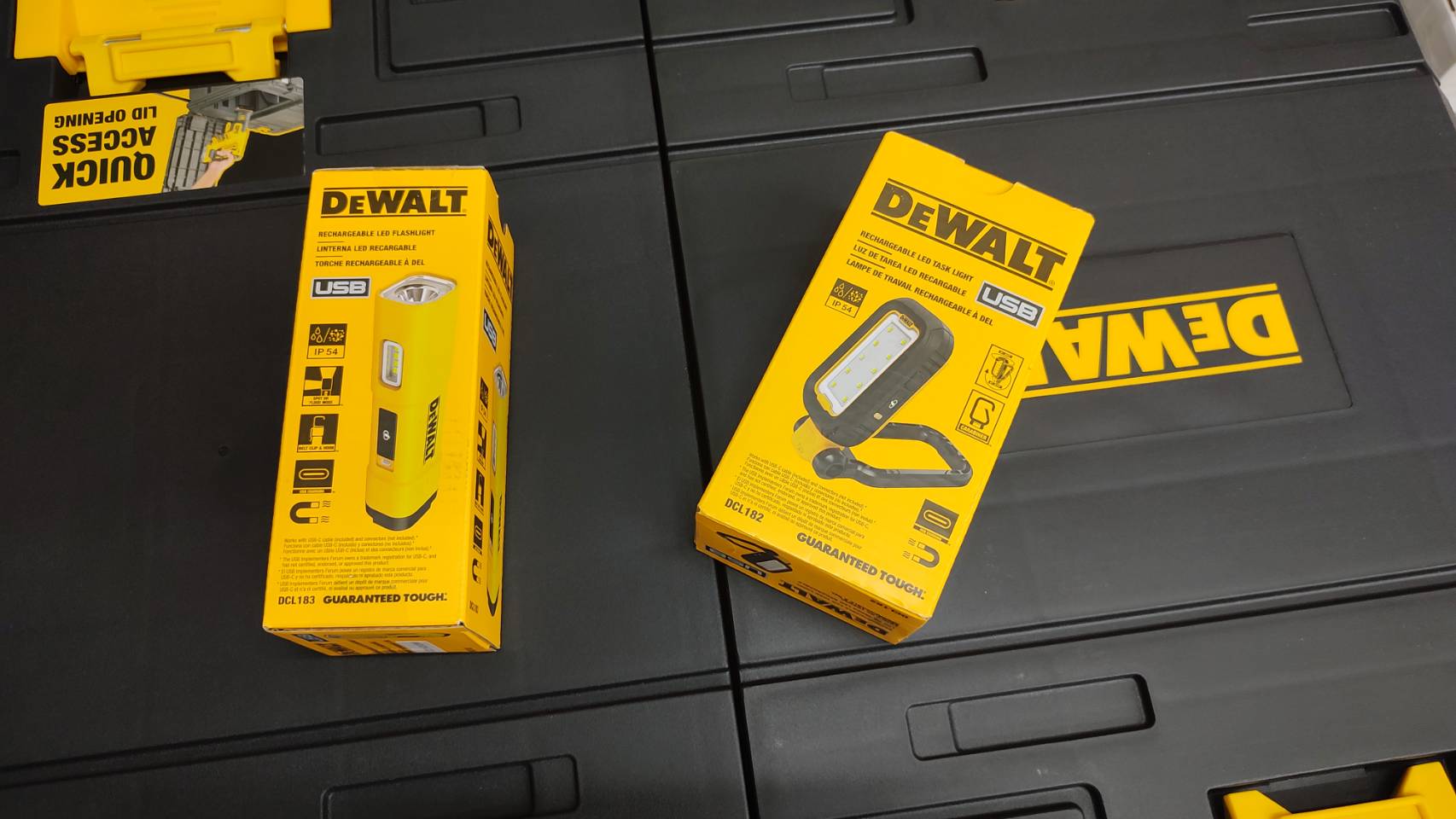 กล่องมีล้อลาก DWST17871-1 DEWALT