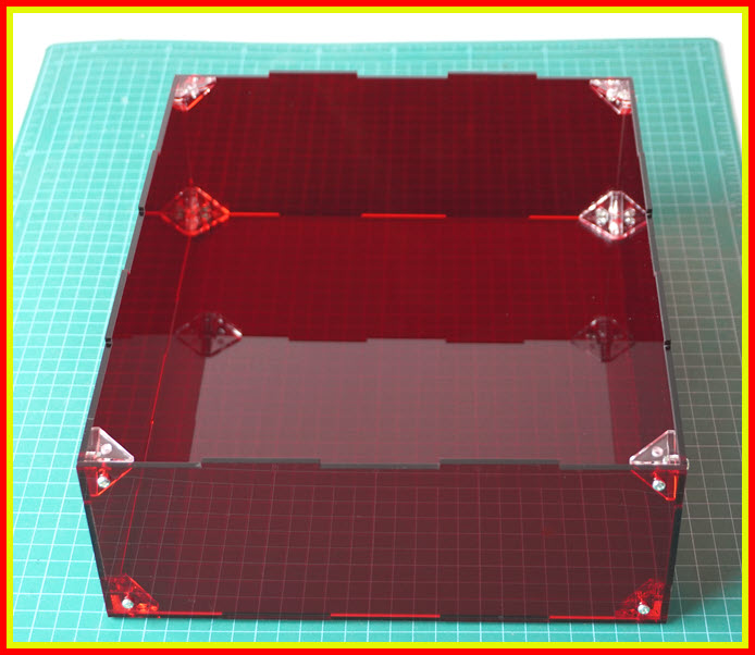 1x กล่องอะคริลิคสีแดงใสรุ่น MB3025 ขนาด 300x250x100 มม.