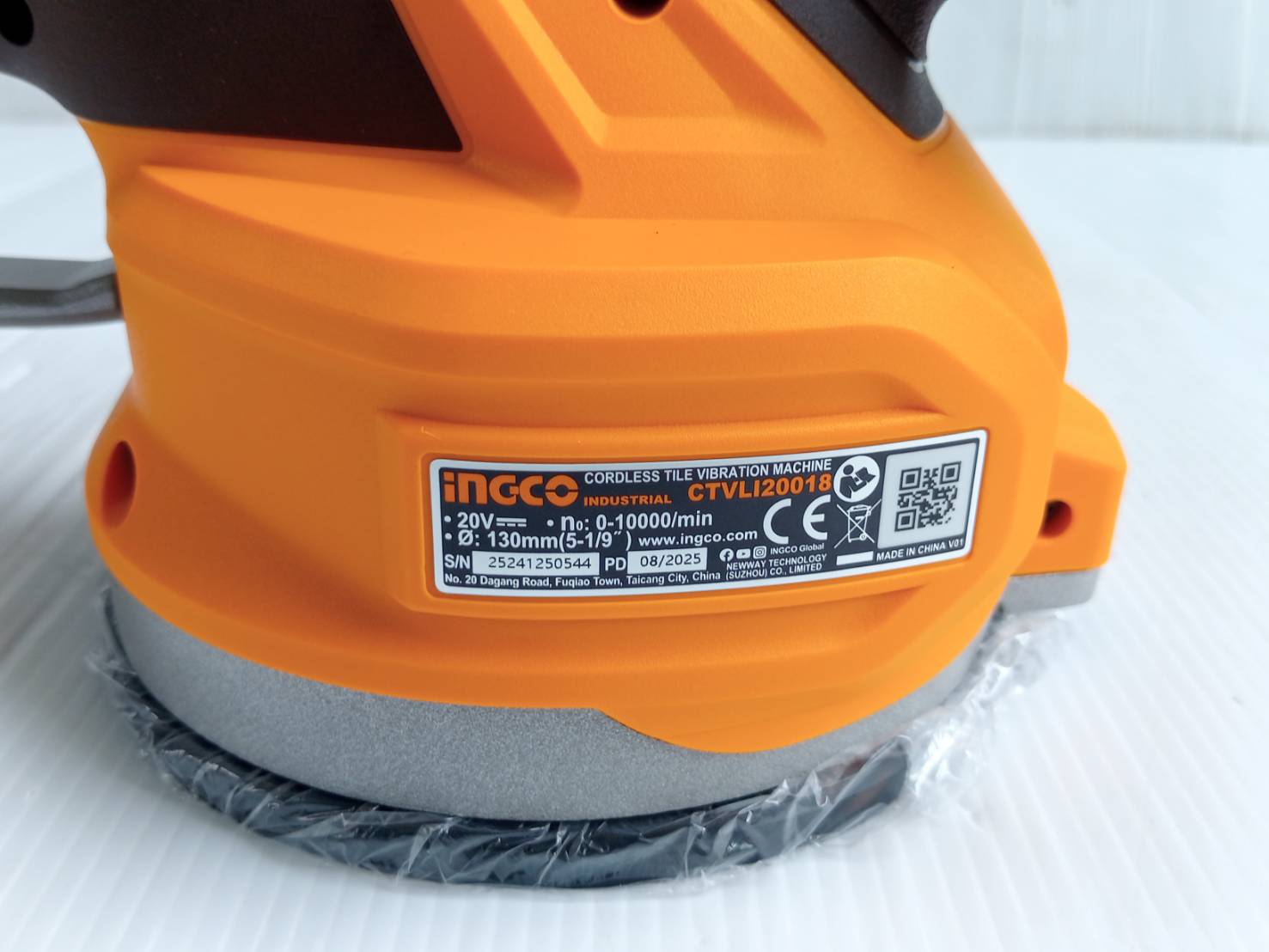 INGCO เครื่องดูดสั่นกระเบื้องไร้สาย 20 โวลต์ รุ่น CTVLI20018 แรงดูดกระเบื้องสูง 60 กก. รวมแบตเตอรี่และแท่นชาร์จ