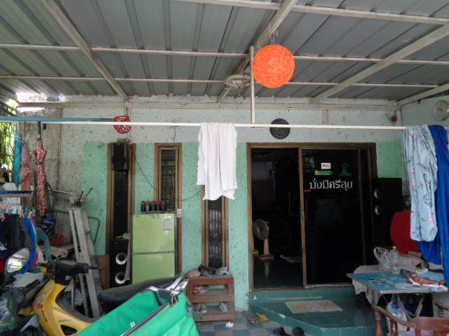 H1158 ขายด่วน ทาวนเฮ้าส์ 2 ชั้น 25 ตร.วา หมู่บ้านเสรี อ่อนนุช ซอยอ่อนนุช70/1 แยก2-2 แขวงประเวศ เขตประเวศ กรุงเทพฯ ขายถูกตามสภาพ