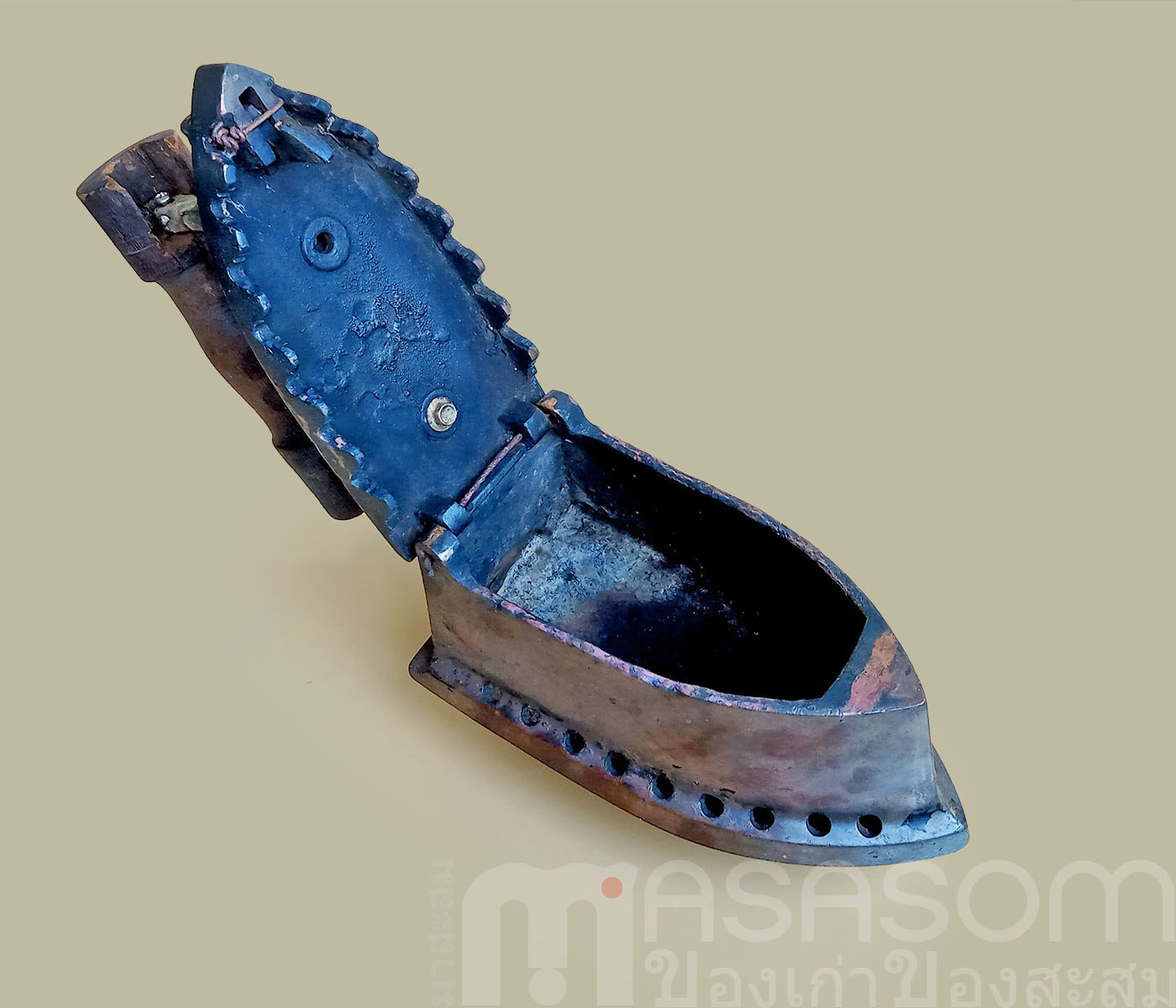 เตารีดทองเหลืองโบราณ