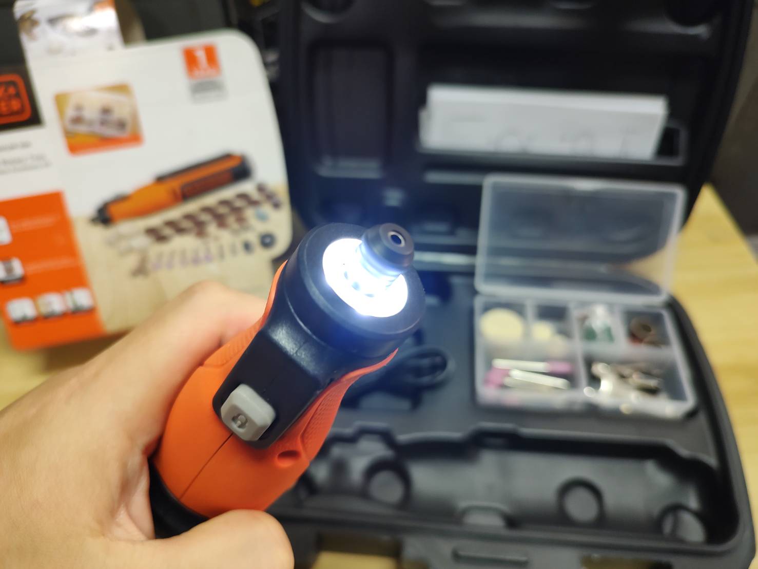 เจียรอเนกประสงค์8V พร้อมอุปกรณ์35ชิ้น BCRT8K35-B1 BLACK&DECKER