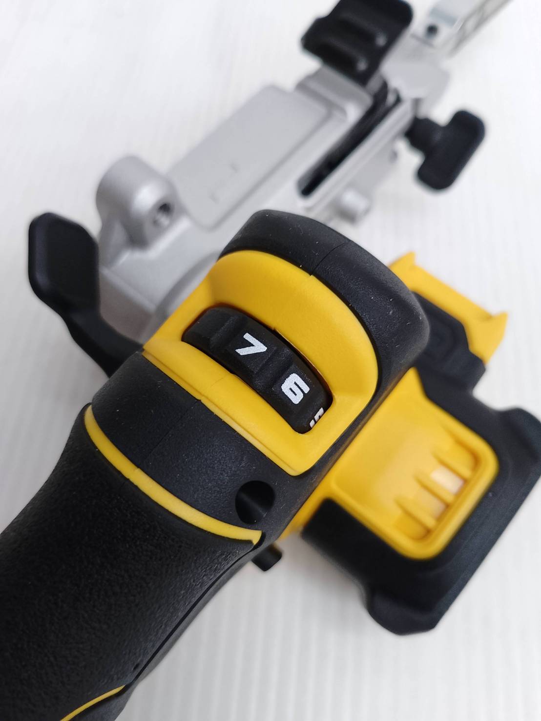 เครื่องขัดกระดาษทรายเข็มขัด20V DCM200N DEWALT (เฉพาะตัวเครื่อง)