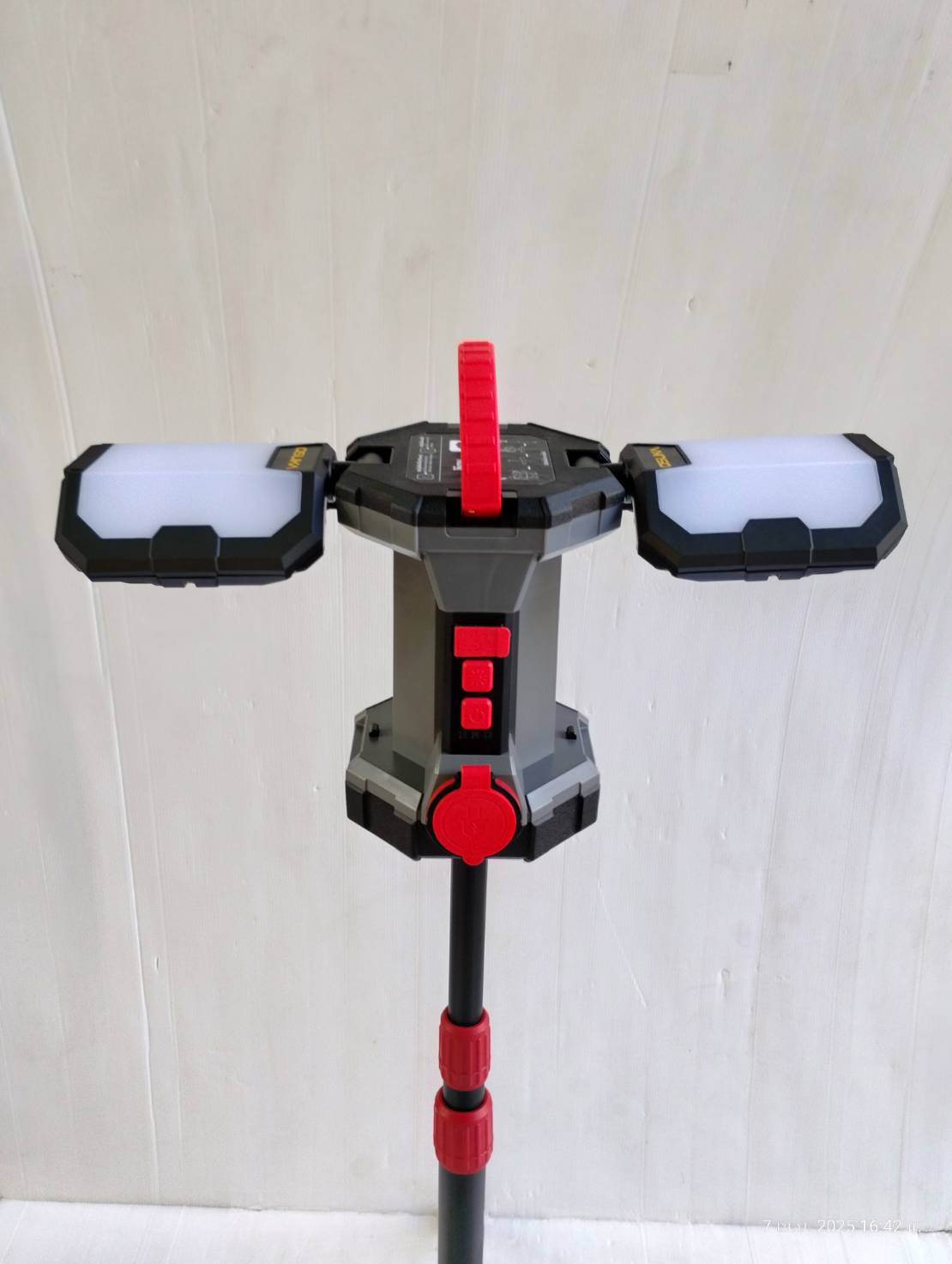 OSUKA ไฟส่องพื้นที่ 3 ขา LED 20V 2in1 OCL316-N (ตัวเปล่าพร้อมขาตั้ง)