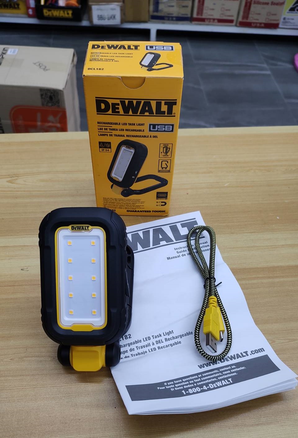 ไฟ LED ส่องทำงานแบบพกพา มีแม่เหล็กในตัว DCL182 DEWALT