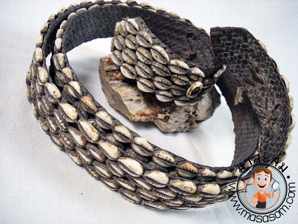 เข็มขัดแต่งเปลือกหอยเก่า