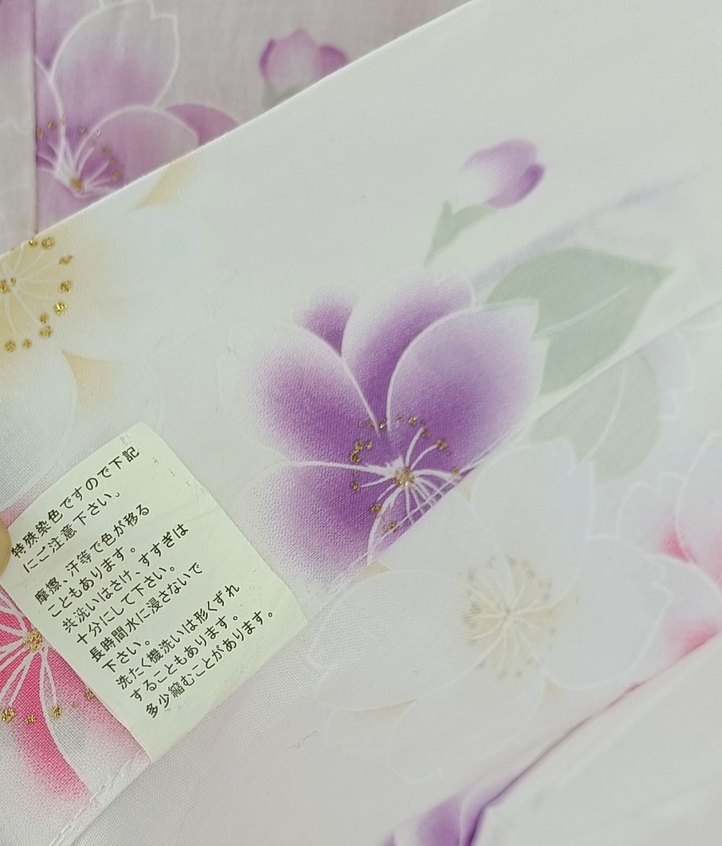 ยูกาตะสีขาวลายดอกไม้+ผีเสื้อสกรีนกากเพชรทอง01 *ผ้าบาง