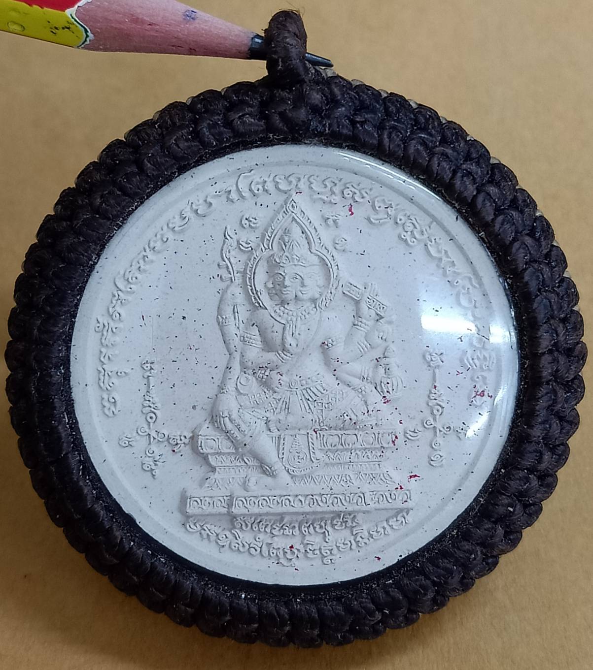 พระผงพระพรหม หลังเศียรพรหมสี่หน้า เนื้อผงมวลสารสีขาว เลี่ยมพร้อมใช้ถักเชือกอย่างดี มีเกศาเกจิอาจารย์