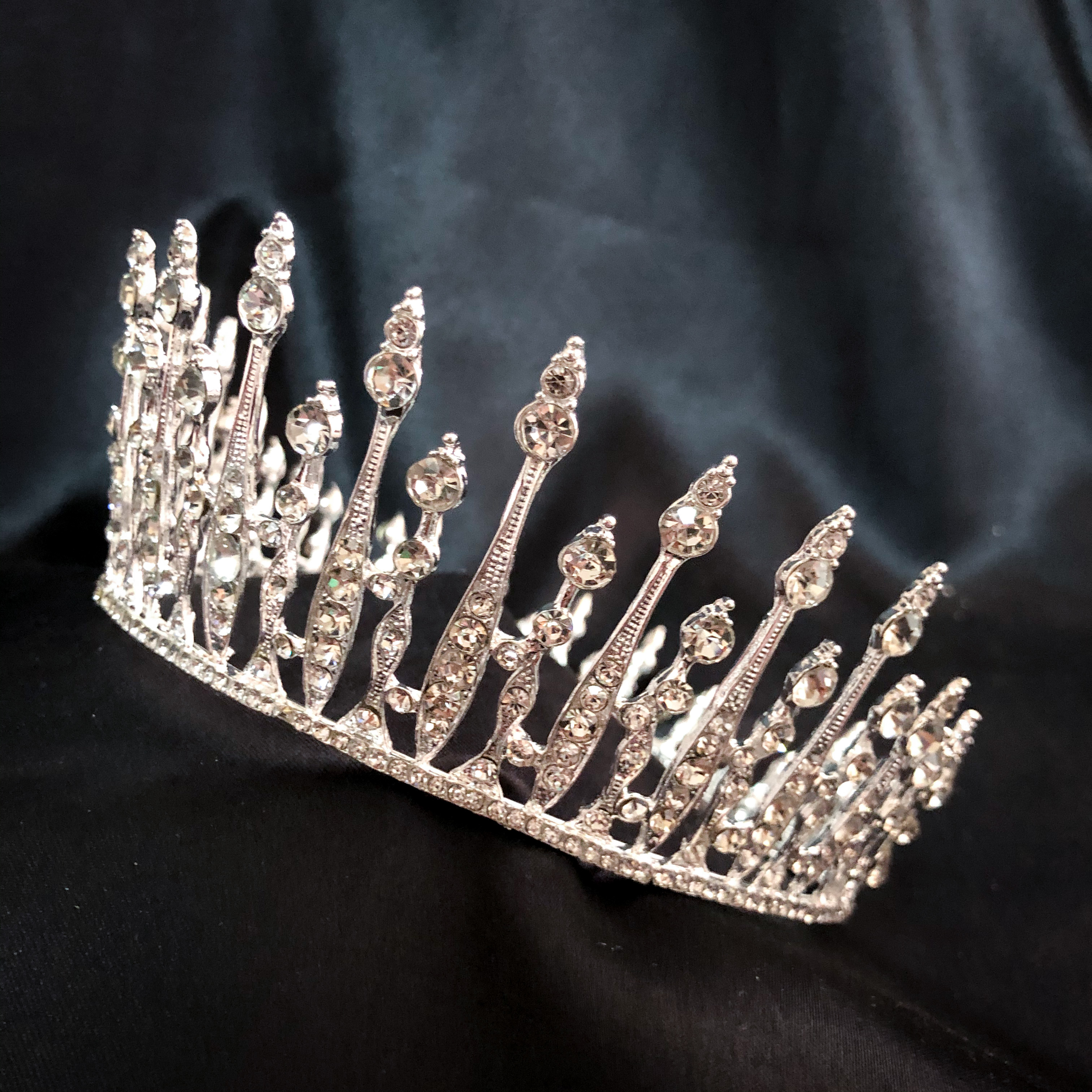 (พร้อมส่ง) มงกุฏ 072 มงกุฎนางงาม มงกุฎประกวด สีเงิน เพชรวาว งานสวย งานละเอียด