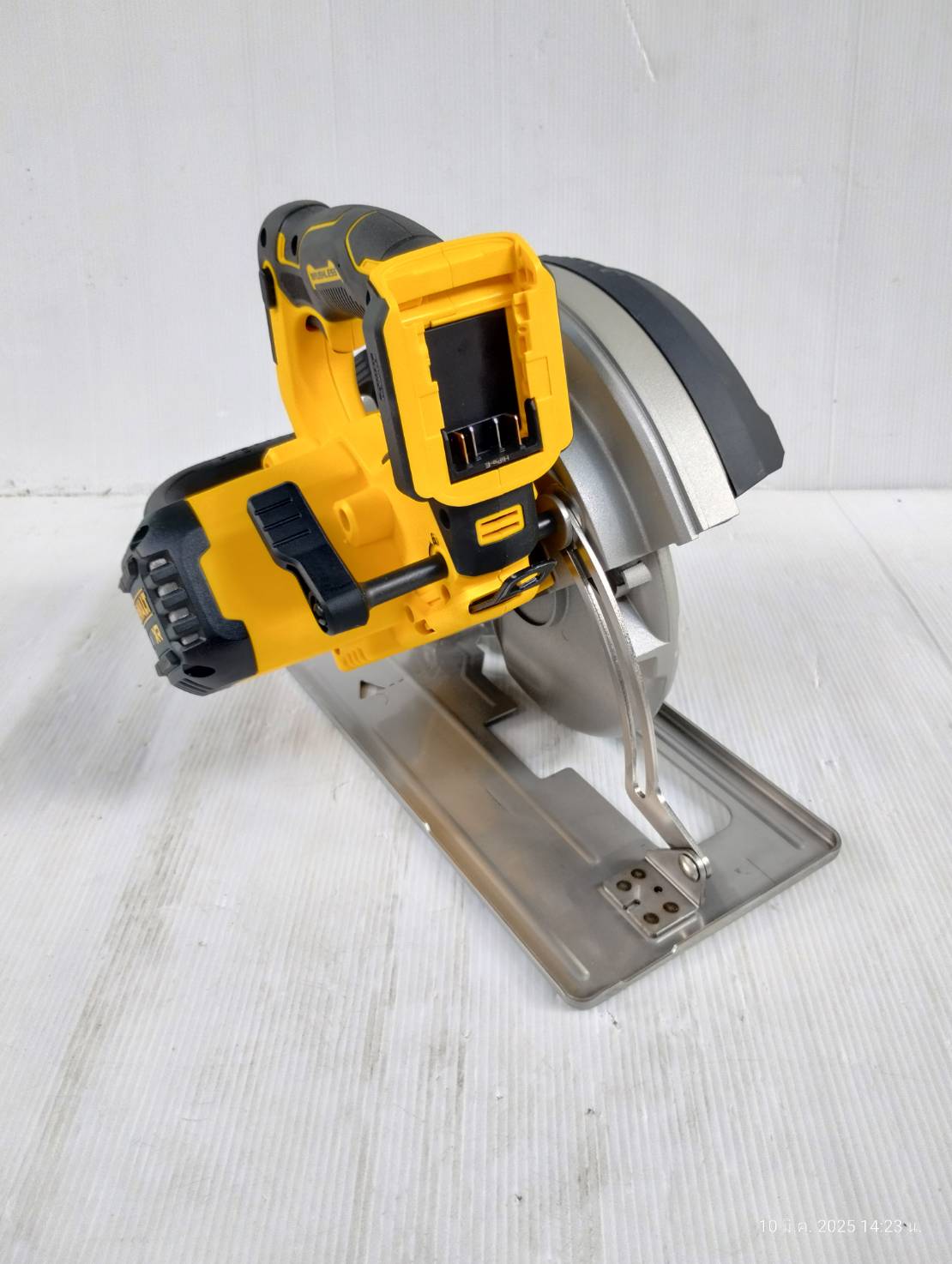 DEWALT รุ่น DCS383N-B1 เลื่อยวงเดือนตัดโลหะไร้สาย 20V Max XR ไร้แปรงถ่าน 7-1/4" (เฉพาะตัวเครื่อง)