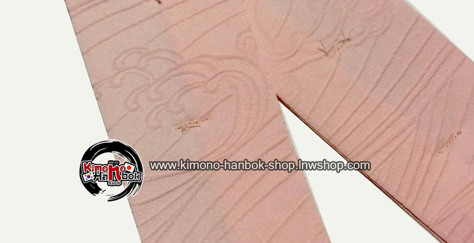 แถมคอชุดญี่ปุ่นสีชมพูอ่อนมีลาย