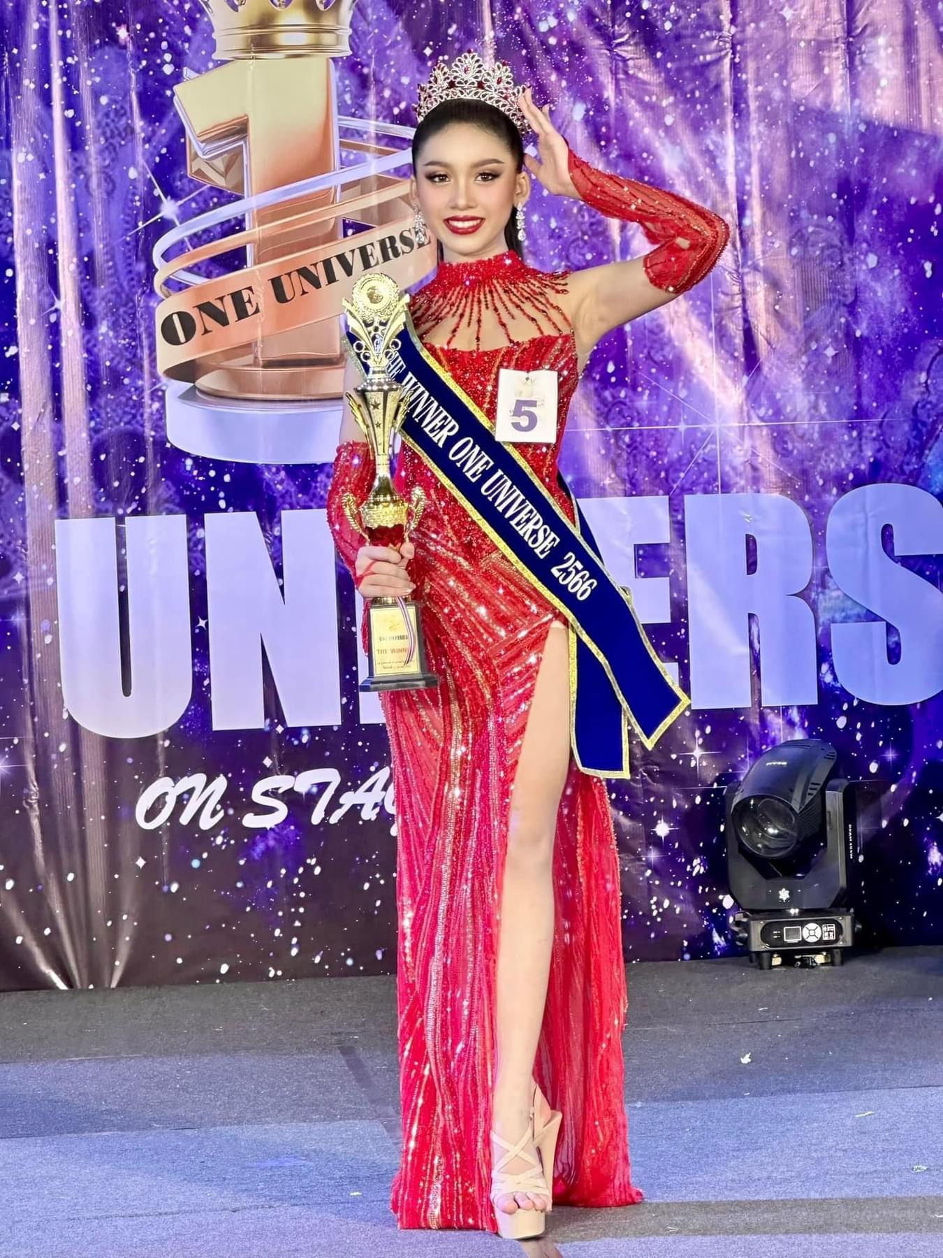 (พร้อมส่งจากไทย) มงกุฏ 095 สีแดง มงกุฎนางงาม มงกุฎเพชร มงกุฎประกวด สินค้าพร้อมส่ง ไม่ต้องรอนาน งานพรีเมี่ยม