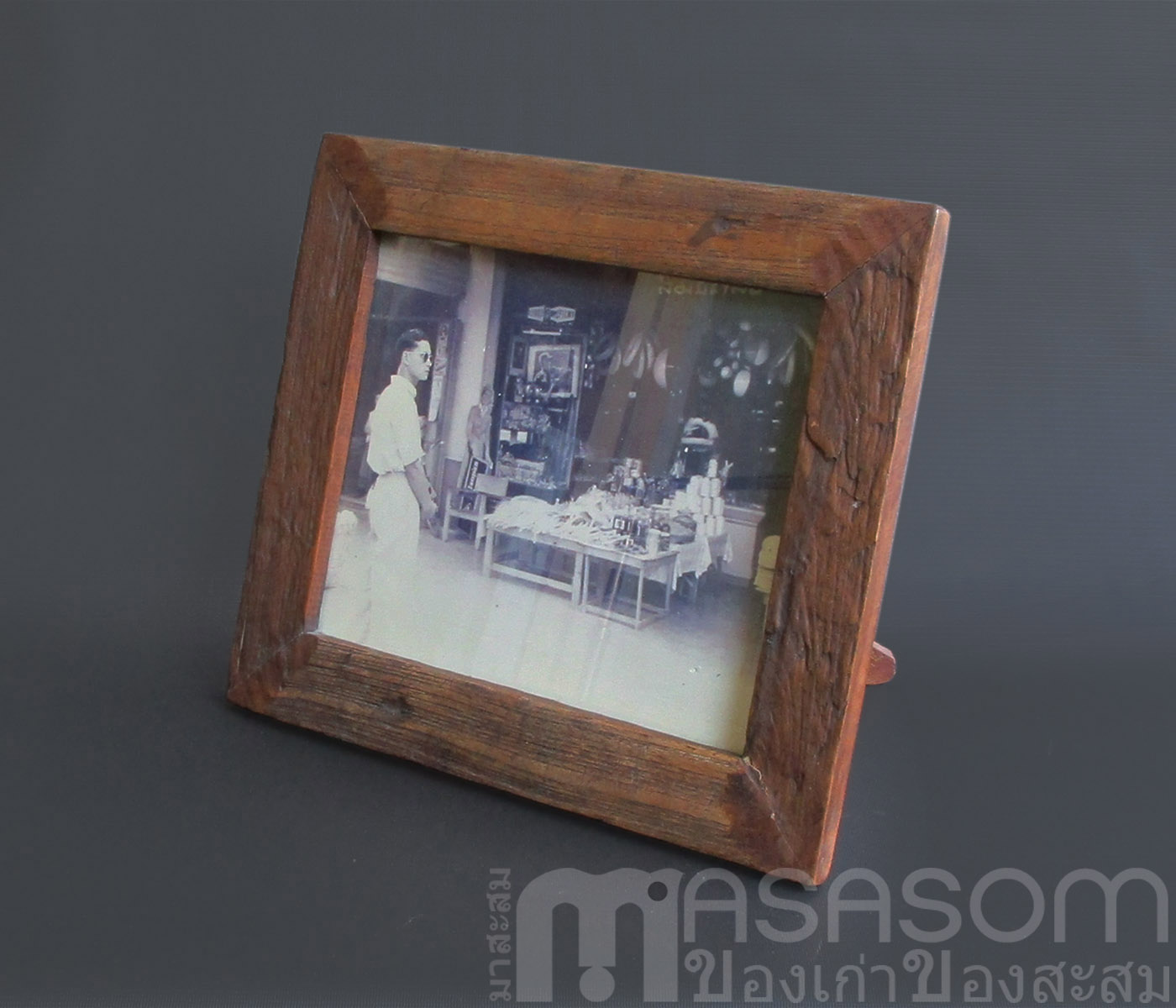 พระบรมฉายาลักษณ์ในหลวง ร.9 ในกรอบไม้