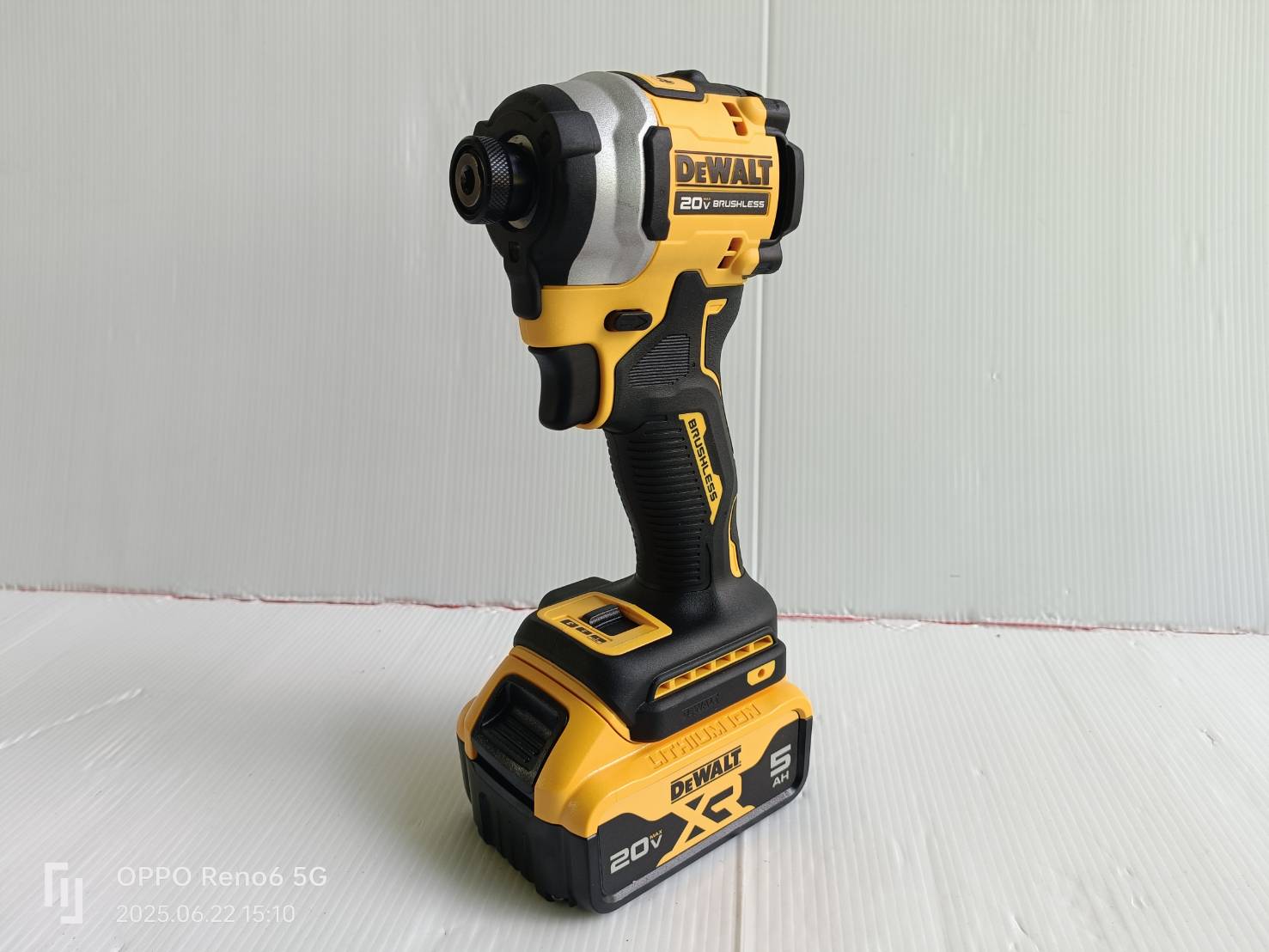 DEWALT รุ่น DCK2213P2TA-B1 ชุดคอมโบ้ไขควงกระแทกและสว่านโรตารี่ไร้สาย