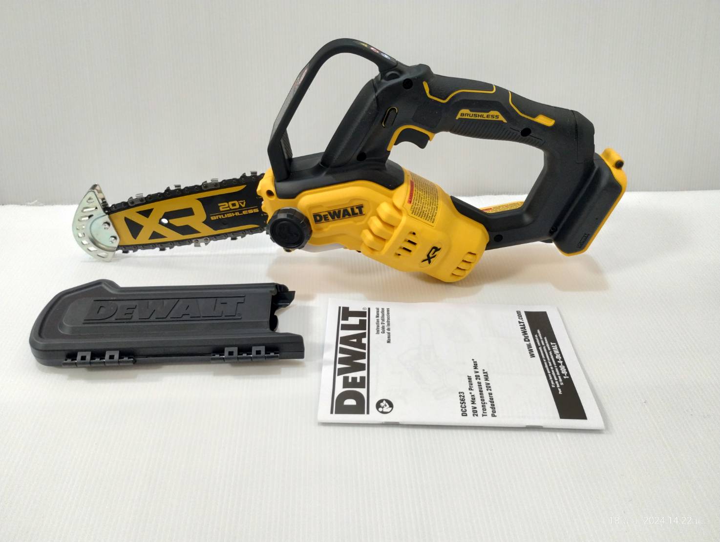 DEWALT เลื่อยโซ่มือเดียวไร้สาย 20V Max บาร์ 8 นิ้ว เฉพาะตัวเครื่อง มอเตอร์ไร้แปรงถ่าน รุ่น DCCS623B