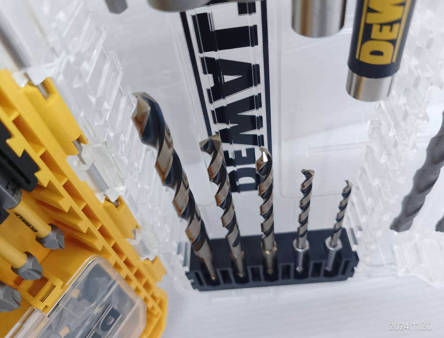 ชุดดอกไขควง DEWALT 100 ปี ให้ดอกสว่านมากถึง 61 ชิ้น รุ่น DWACS61P