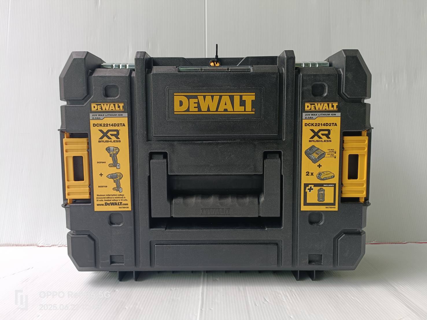 DEWALT รุ่น DCK2214D2TA-B1 ชุดคอมโบ้สว่านกระแทกและไขควงกระแทกไร้สาย
