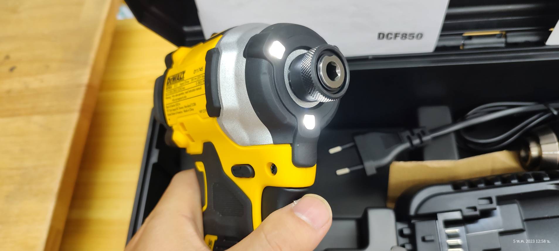 คอมโบ้ชุดสว่านไร้สาย20V (DCD805+DCF850) DCK2050P1E1T DEWALT