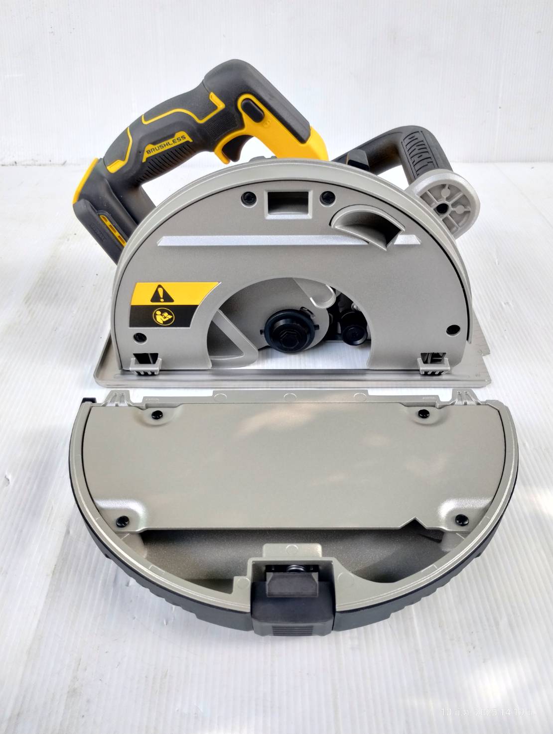 DEWALT รุ่น DCS383N-B1 เลื่อยวงเดือนตัดโลหะไร้สาย 20V Max XR ไร้แปรงถ่าน 7-1/4" (เฉพาะตัวเครื่อง)
