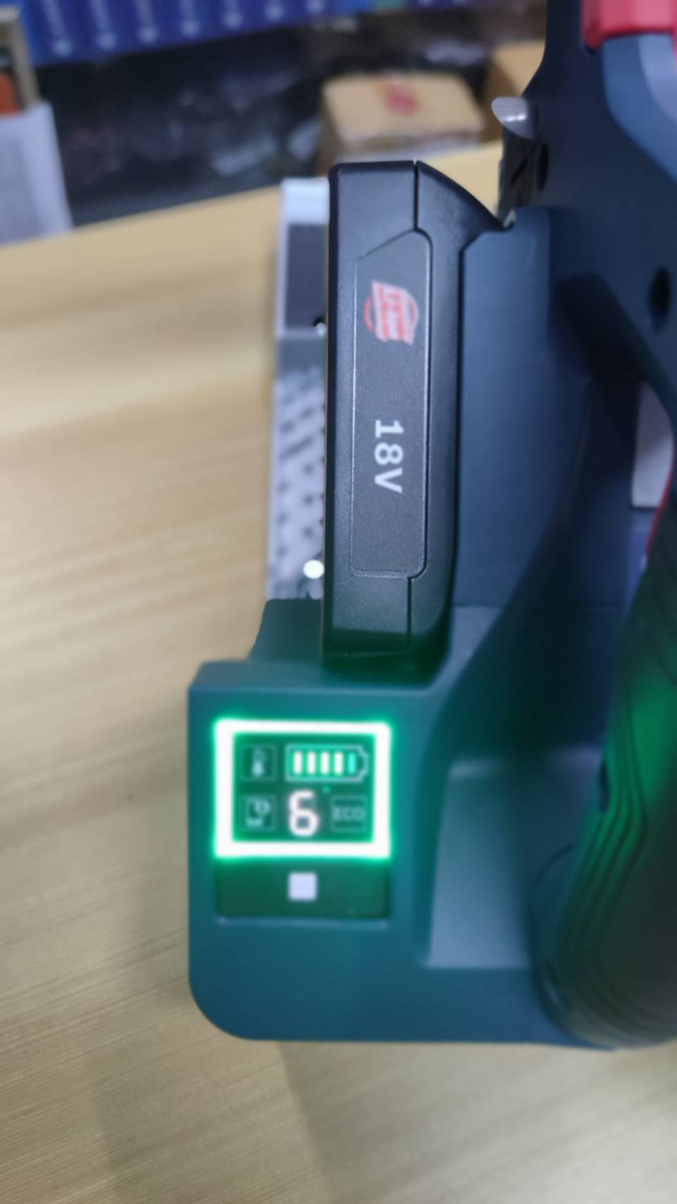 เลื่อยวงเดือนแบบรางไร้สาย GKT18V-52GC BOSCH SOLO (ไม่รวมราง)