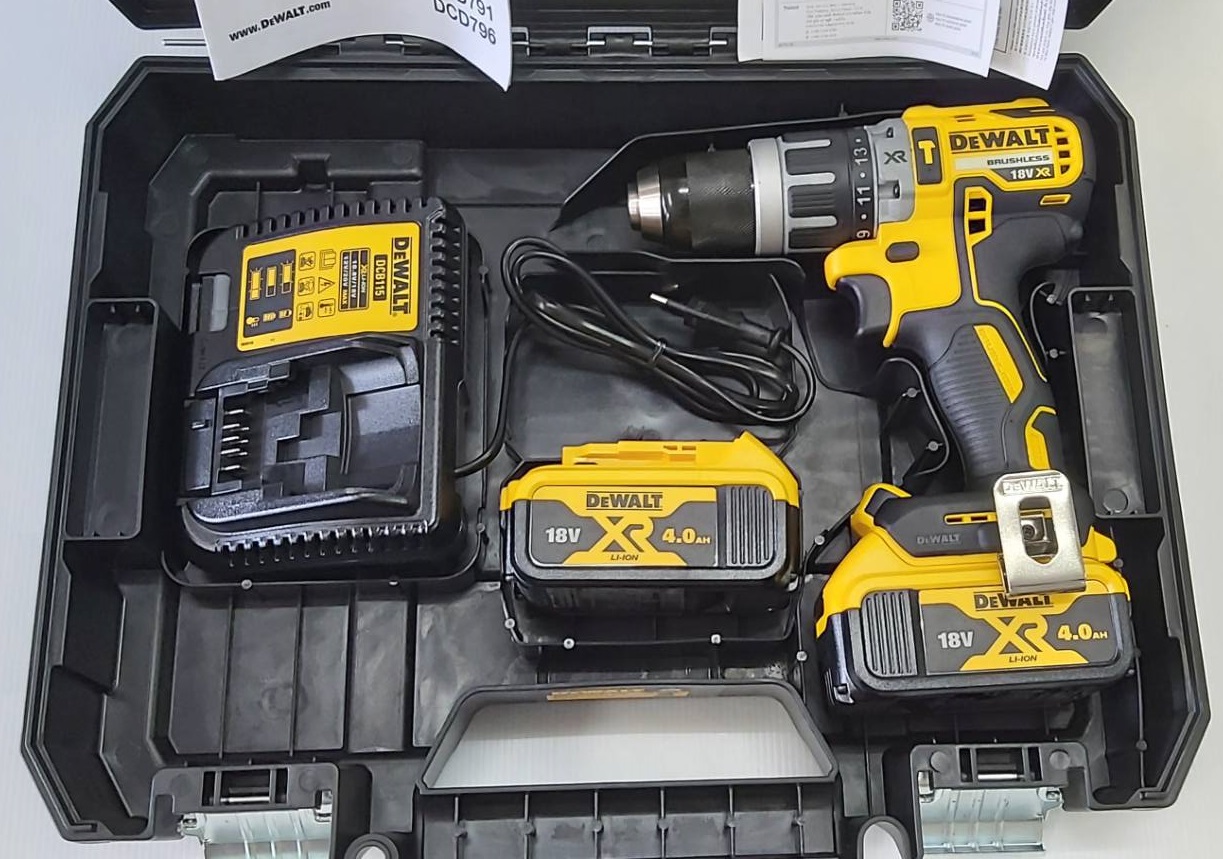 สว่านกระแทกไร้สาย18V DCD796M2 DEWALT