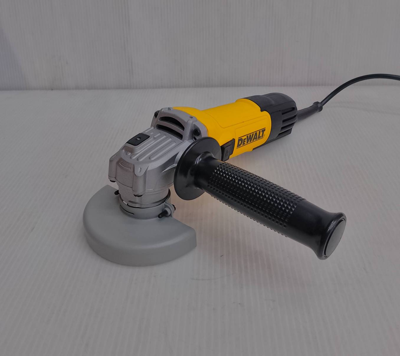 เครื่องเจียร4" DWE750S DEWALT รุ่นอัลต้าสลิม สวิตช์เลื่อนข้าง