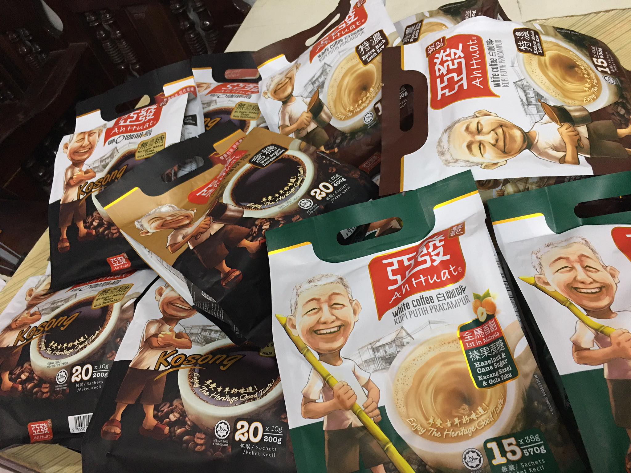 (1 ถุง 15 ซอง 570 กรัม) Hazelnut & Cane Sugar White Coffee AhHuat อาฮวด กาแฟดังปีนัง มาเลเซีย เก๋ากว่า ค.ศ.1952