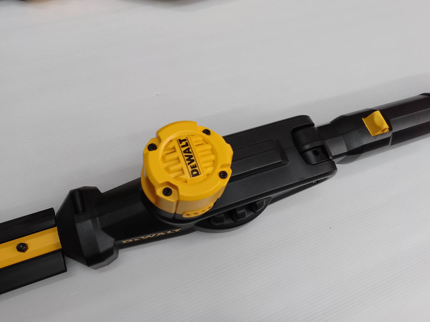 DEWALT เครื่องเล็มพุ่มไม้สูง18V DCMPH566N-XJ (ตัวเปล่า)