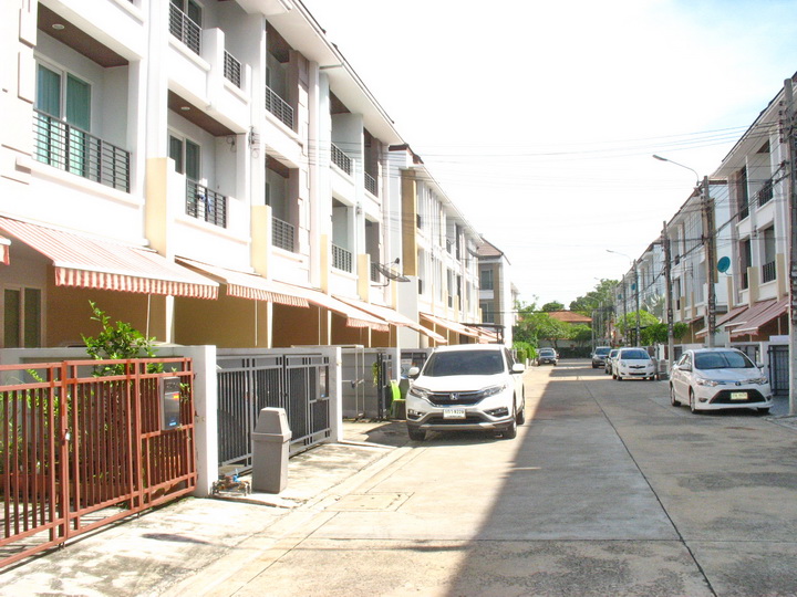 H800 ขายทาวน์โฮม 3ชั้น 20 ตร.วา ม.บ้านกลางเมือง S Sense พระราม9-ลาดพร้าว ตรงข้ามโรงแรมทาวน์อินทาวน์ ทำเลดี สภาพพร้อมอยู่