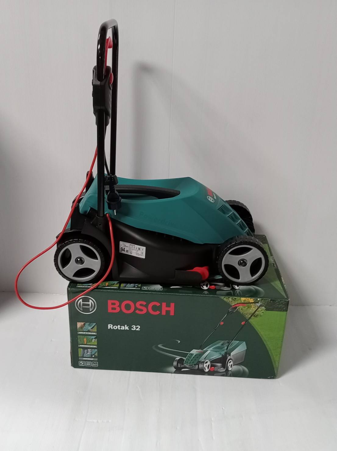 รถเข็นตัดหญ้าไฟฟ้า ROTAK32 BOSCH พร้อมกล่องเก็บหญ้า