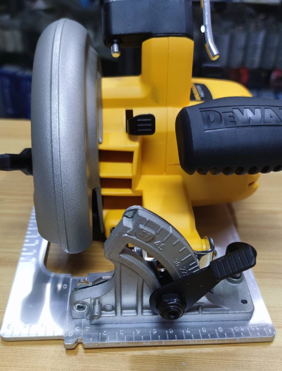 เลื่อยวงเดือน7" DCS570N DEWALT