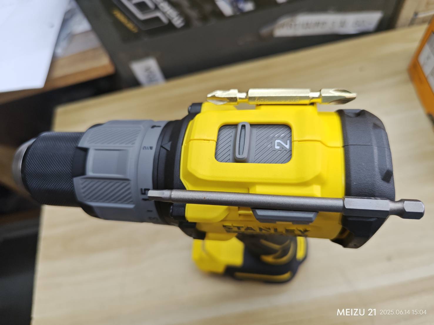 STANLEY สว่านกระแทกไร้สายไร้แปรงถ่านV20 SBD726M1K-B1