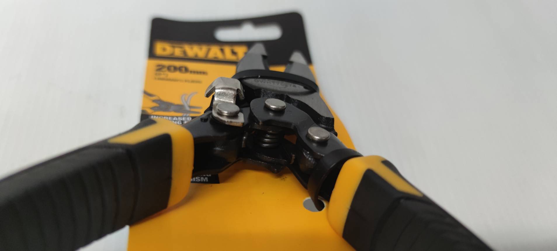 คีมปากจิ้งจก8" DWHT0-70276 DEWALT