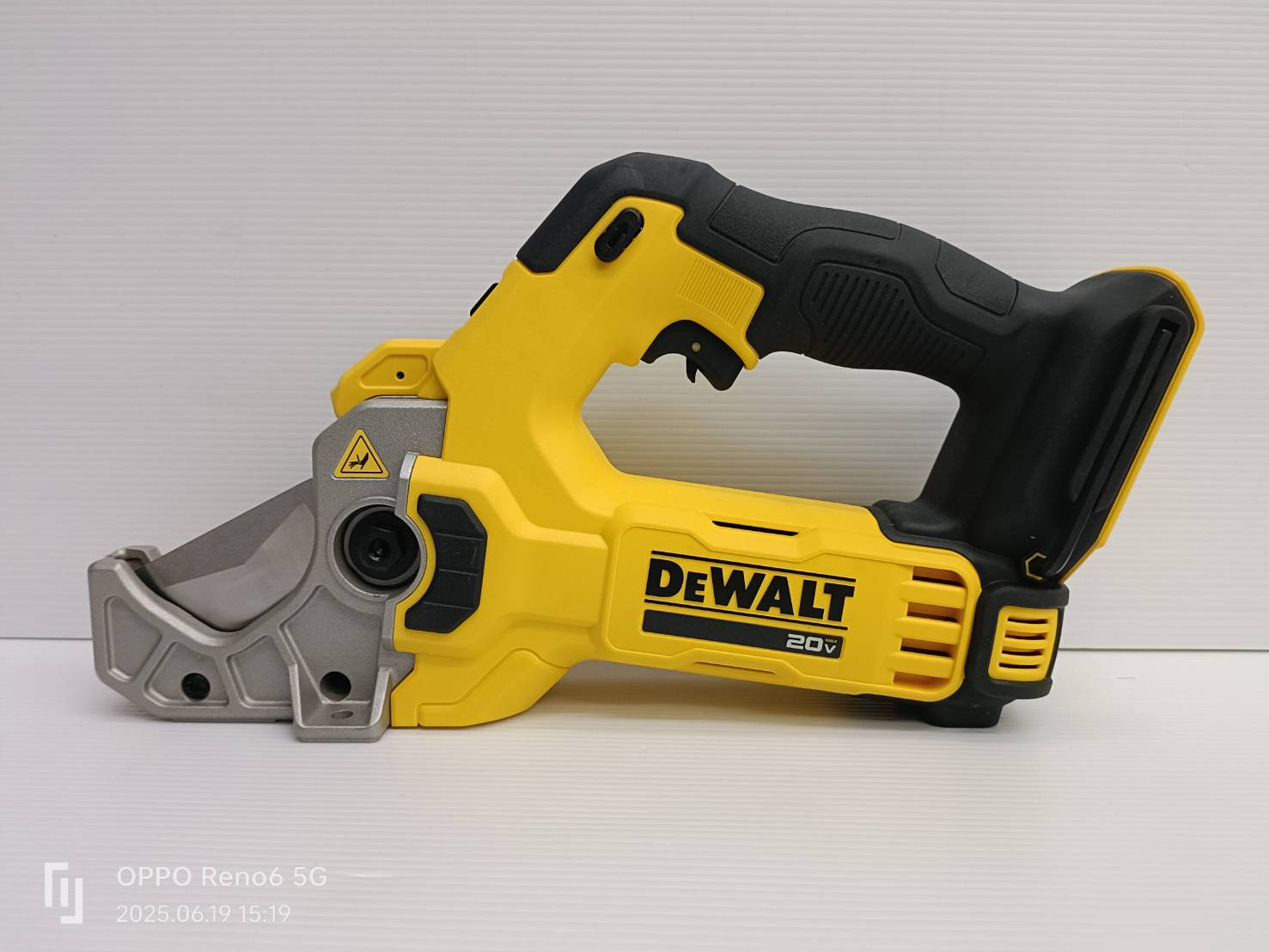 DeWALT เครื่องตัดท่อพลาสติก รุ่น DCE180B 20V MAX (เครื่องเปล่า)