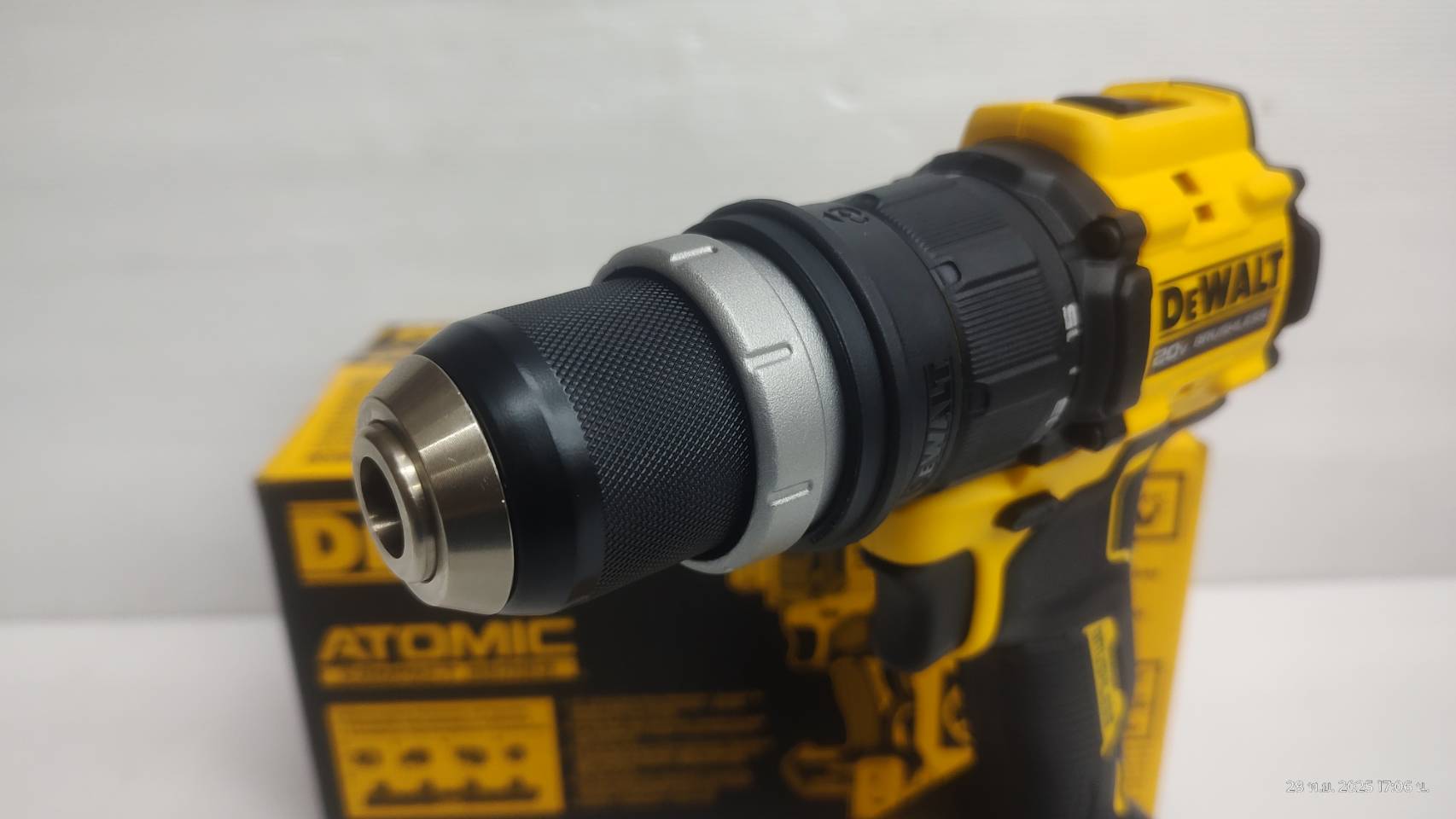 ไขควงติดตั้งไร้สาย (เปลี่ยนหัวได้ 4 หัว) DCD803B DEWALT