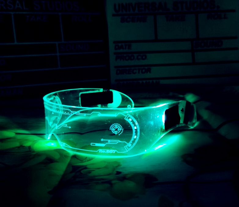 ชุดนักบินอวกาศสีเงิน พร้อมแว่นตาเรืองแสง