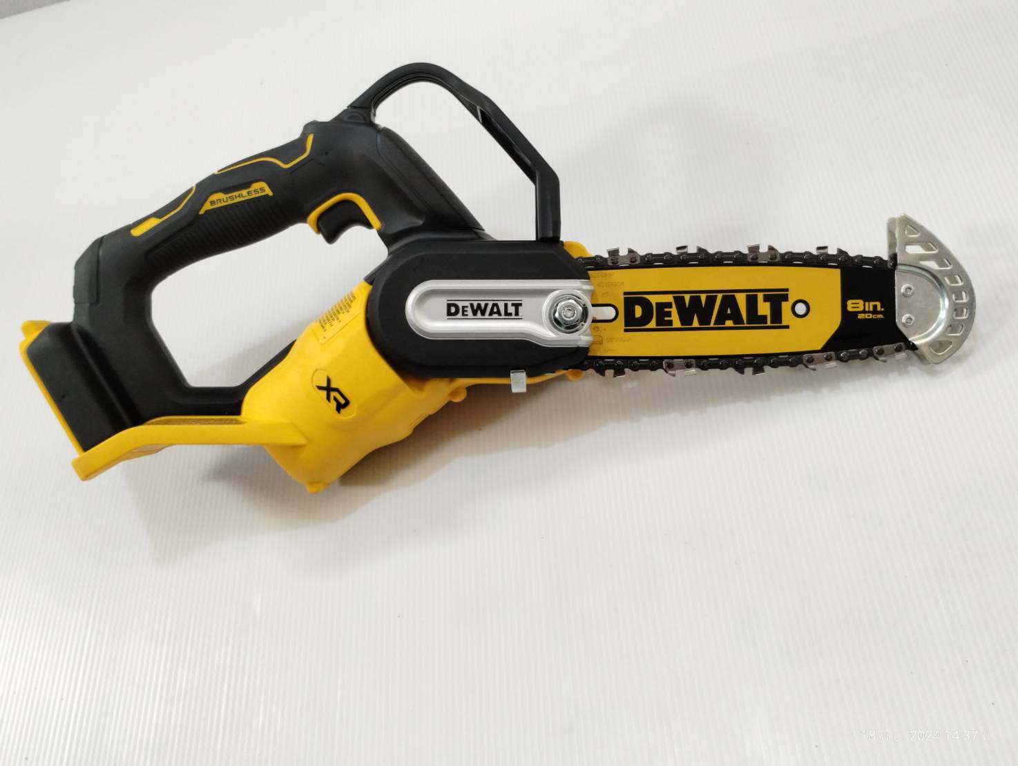 DEWALT เลื่อยโซ่มือเดียวไร้สาย 20V Max บาร์ 8 นิ้ว เฉพาะตัวเครื่อง มอเตอร์ไร้แปรงถ่าน รุ่น DCCS623B